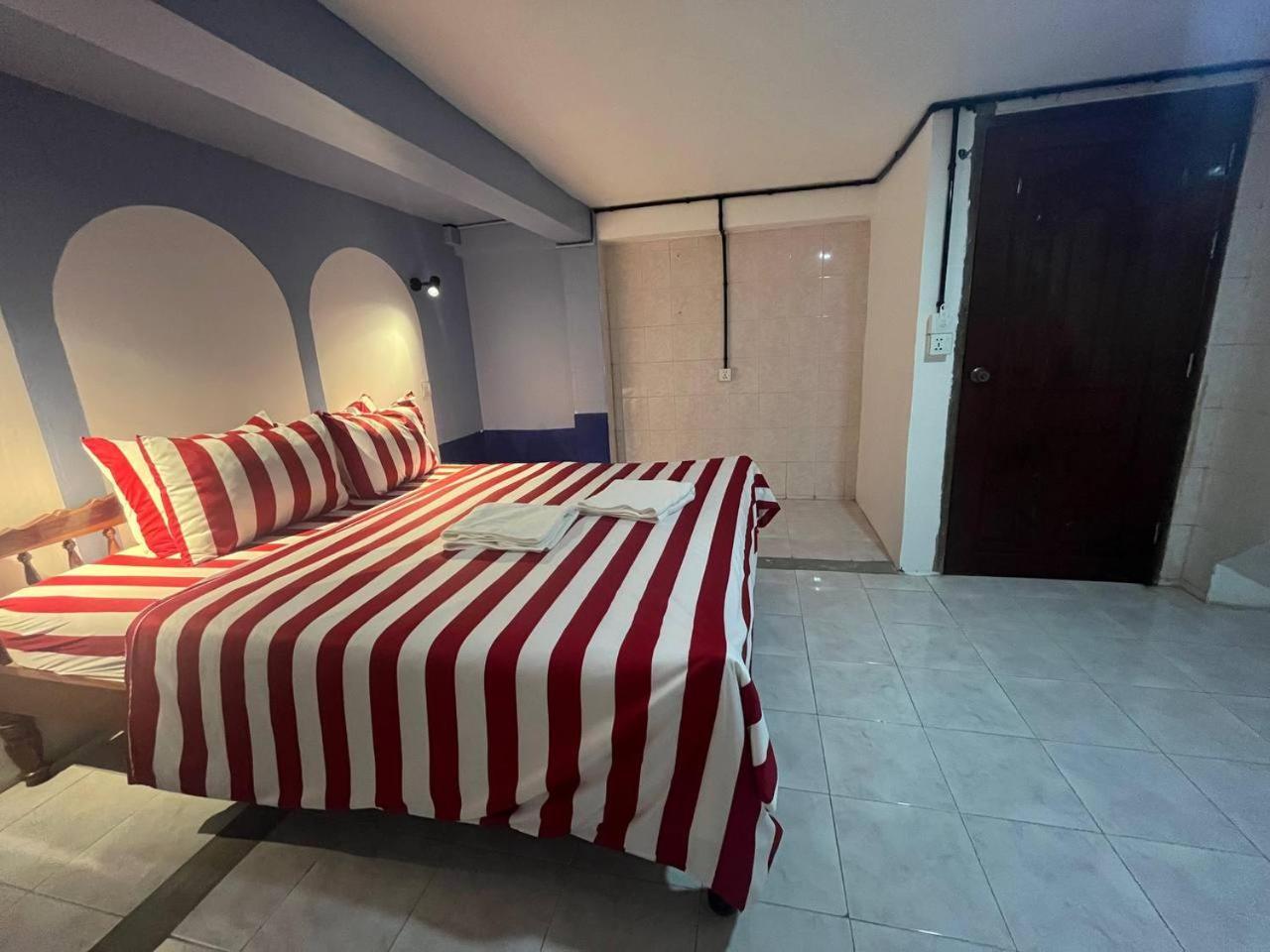 Por Chey Guesthouse Battambang Exterior photo